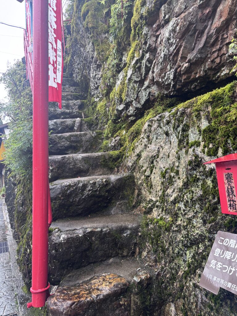 白龍稲荷神社の険しい階段