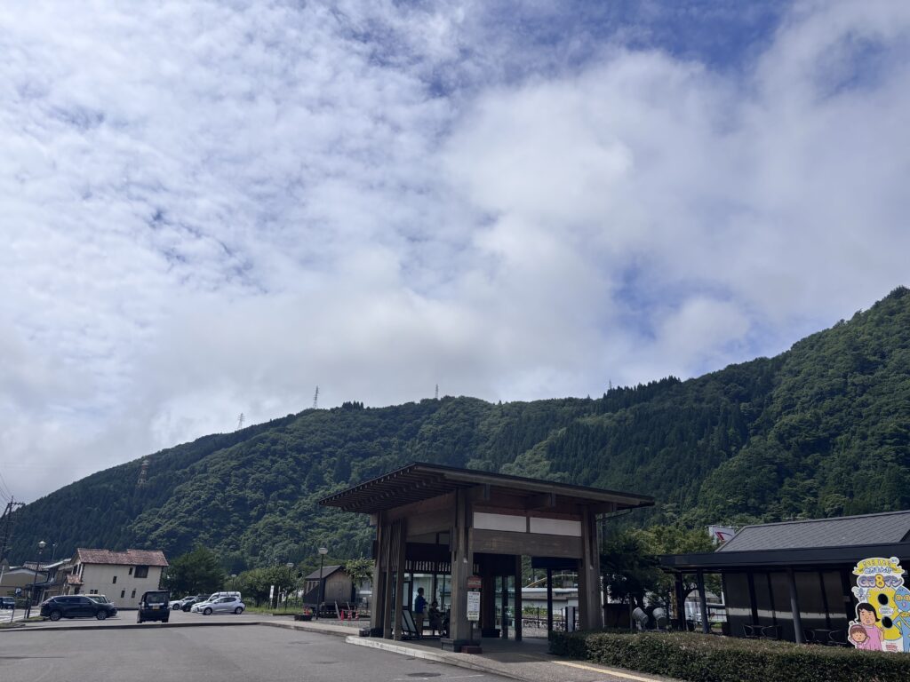 郡上八幡駅　背景の山