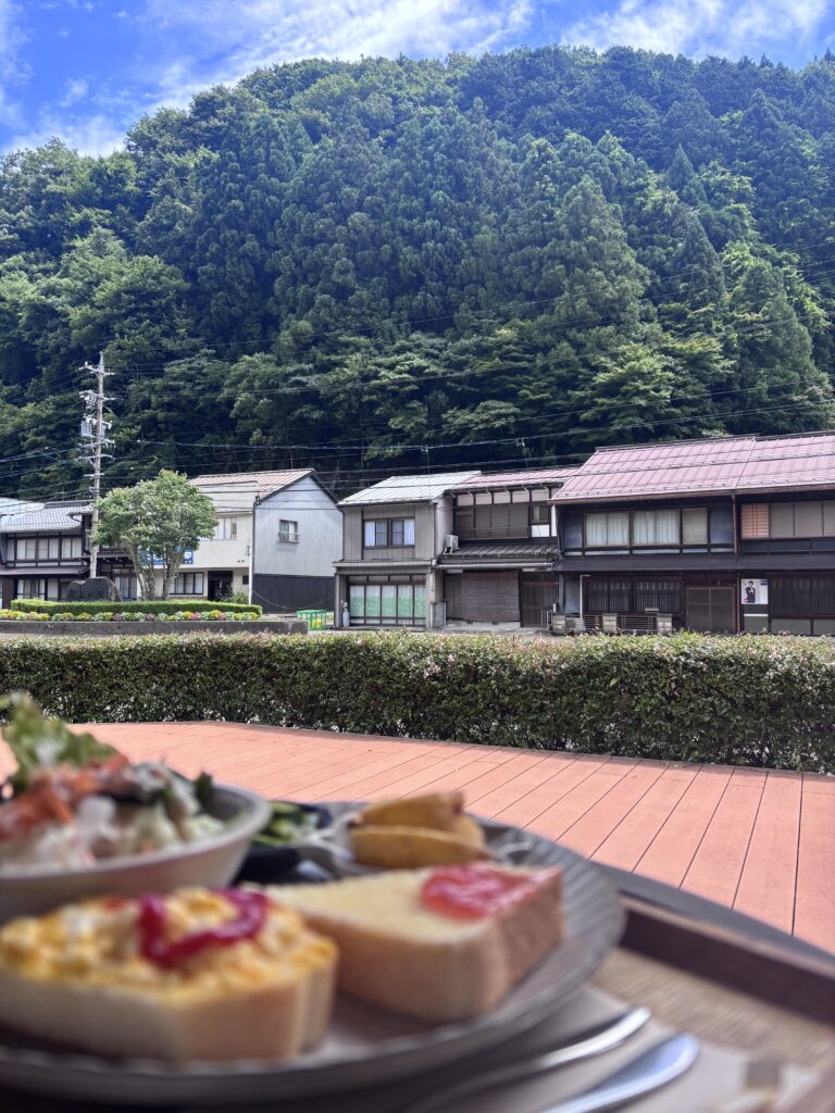 郡上八幡駅舎カフェからの自然の景色