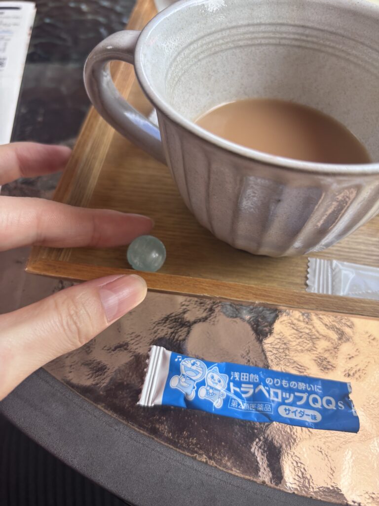 郡上八幡駅舎カフェで酔い止めを飲む