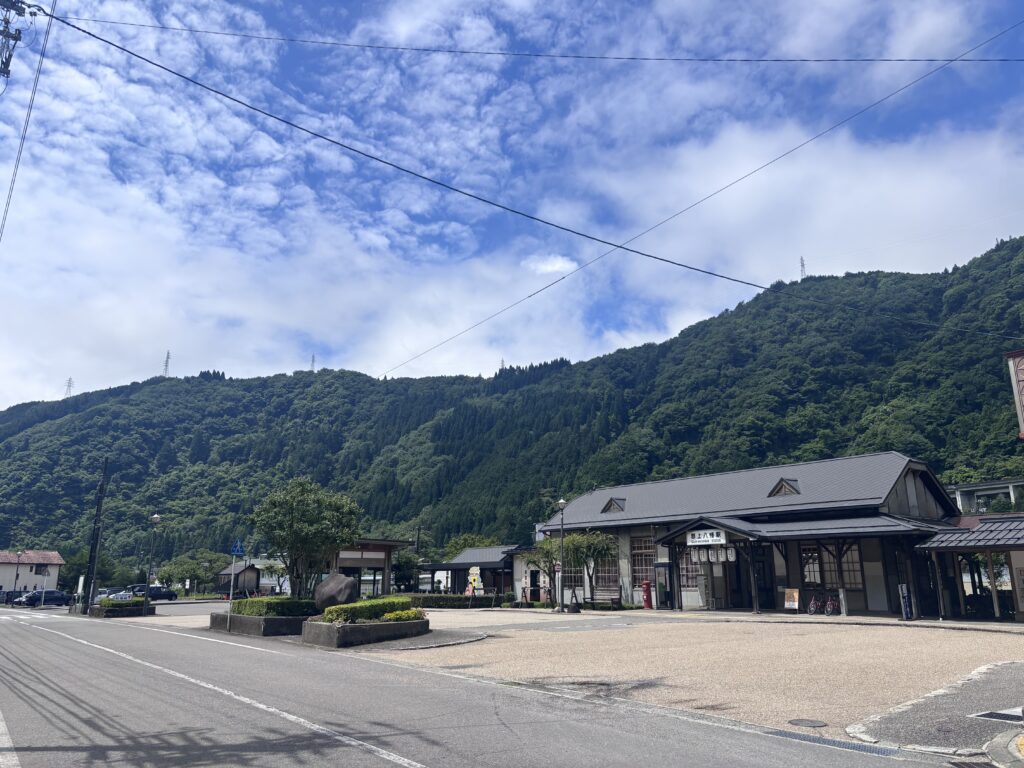 郡上八幡駅の背景には壮大な山々