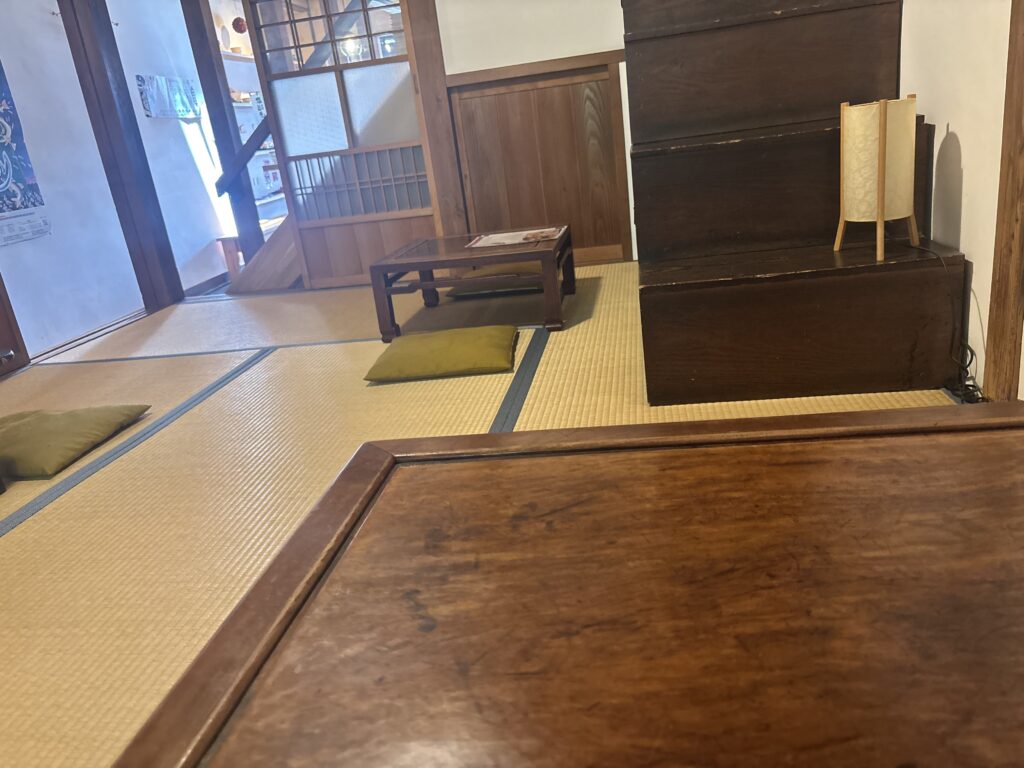 団子茶屋郡上八幡のたたみの座席
