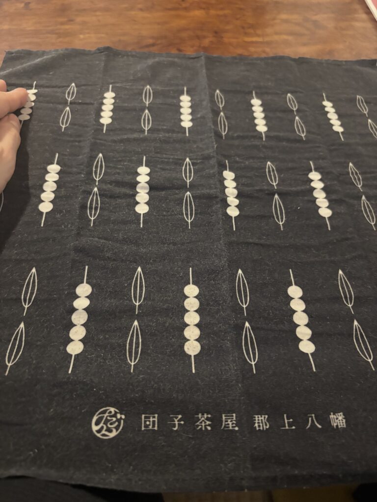 団子茶屋郡上八幡だんご柄のおしぼりを広げる

