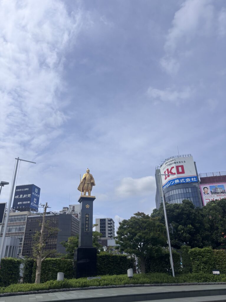 岐阜駅の織田信長公像